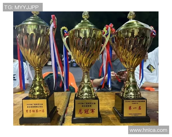 在阳光下挥洒汗水黑人小孩篮球场上的梦想与坚持
